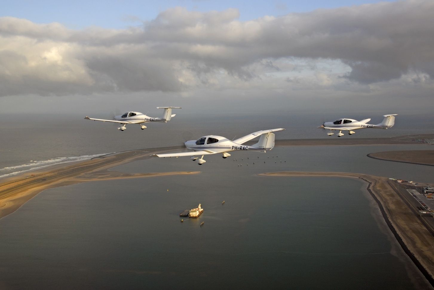 Drie Diamonds van de RAC in formatie boven de Maasvlakte