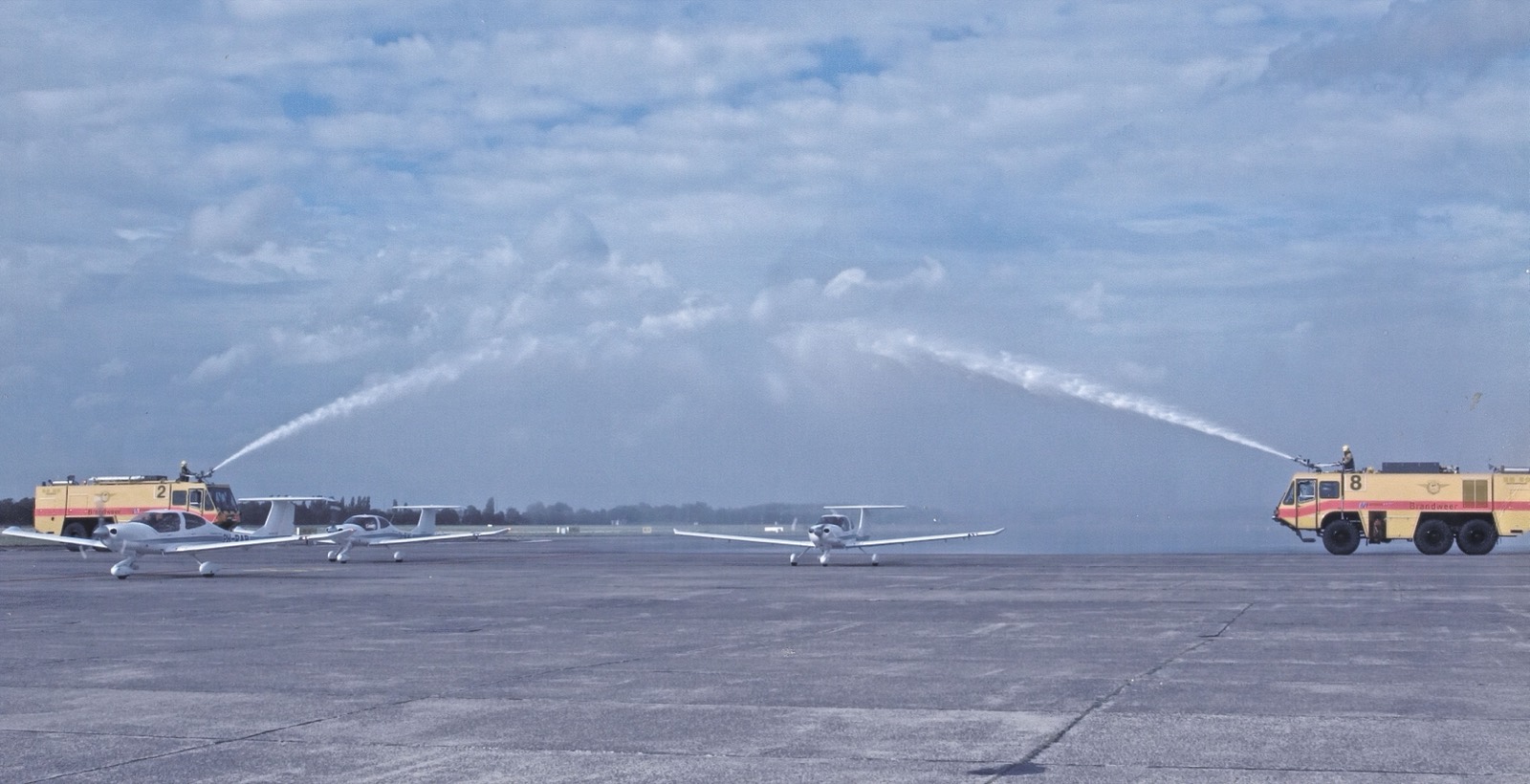 Feestelijke ontvangst met watersaluut op Rotterdam The Hague Airport