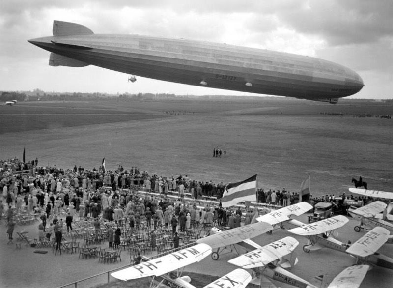 Zeppelin op bezoek op vliegveld Waalhaven