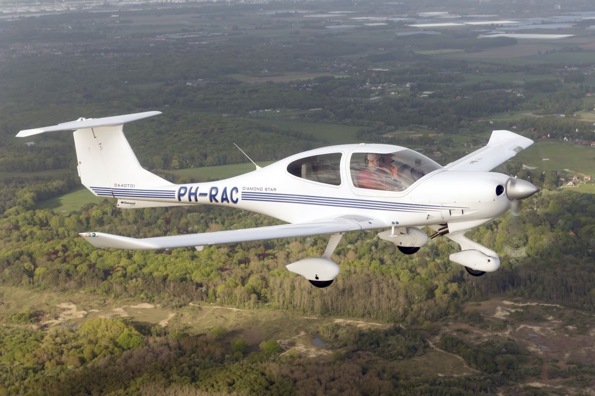 De PH-RAC, een Diamond DA40 van de RAC, boven Zuid-Holland